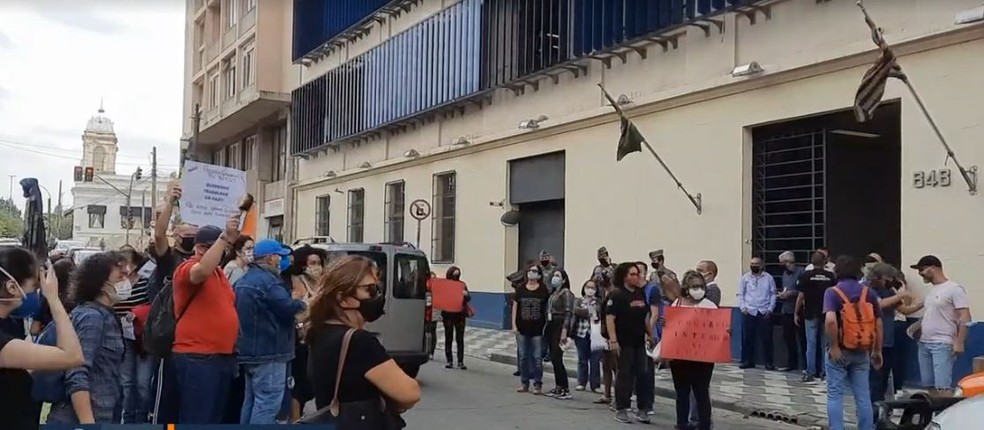 Funcionários da Fundação Casa protestam nesta quinta-feira (30) contra transferência para unidades do interior ou litoral — Foto: Reprodução/TV Globo