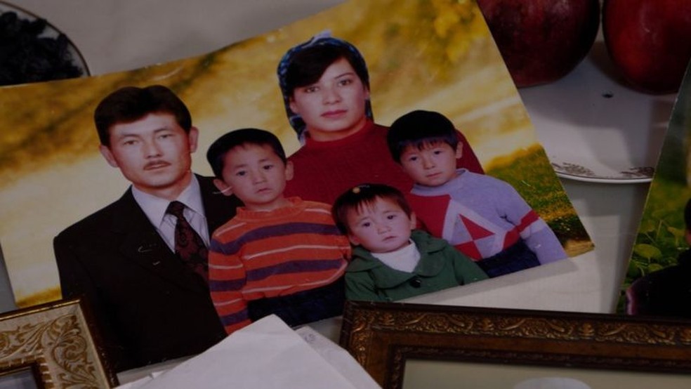 Khalida Akytkankyzy não só perdeu contato com seus filhos, mas também com 14 netos — Foto: BBC