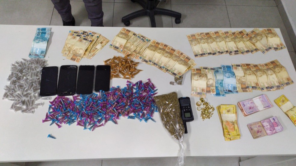 Mais de 500 pinos de coca&iacute;na foram apreendidos no Jardim S&atilde;o Camilo &mdash; Foto: Divulga&ccedil;&atilde;o/Pol&iacute;cia Militar