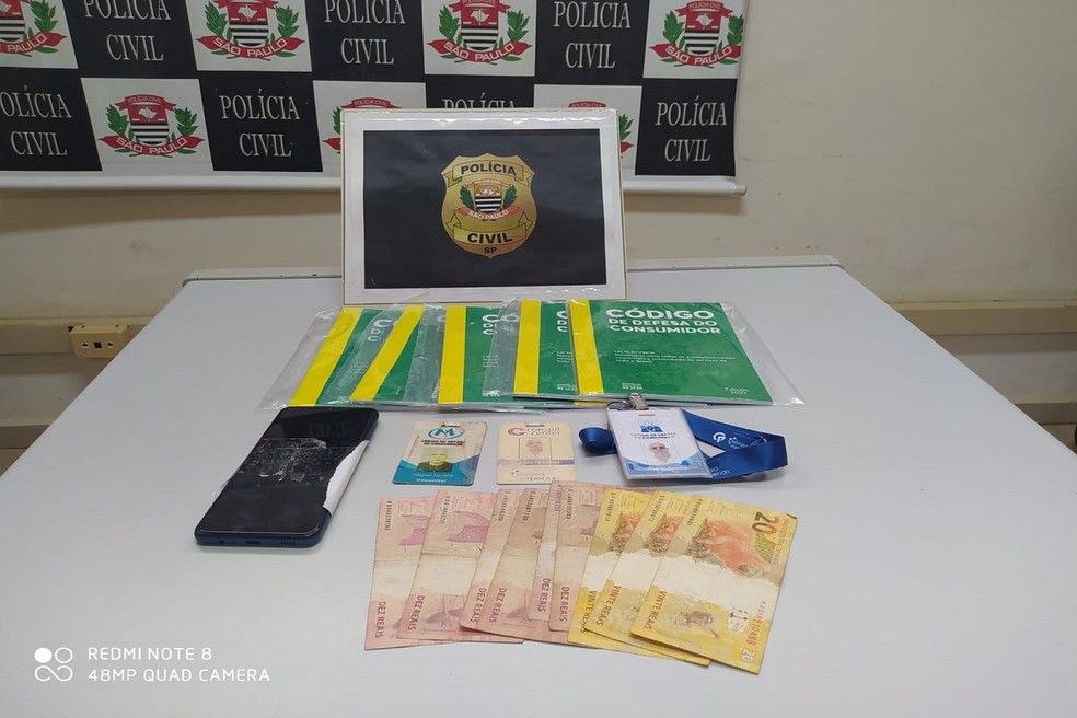 Um homem que se passava por funcionário do Procon foi preso em flagrante na última quinta-feira (9), em Lins (SP). — Foto: Polícia Civil/Divulgação