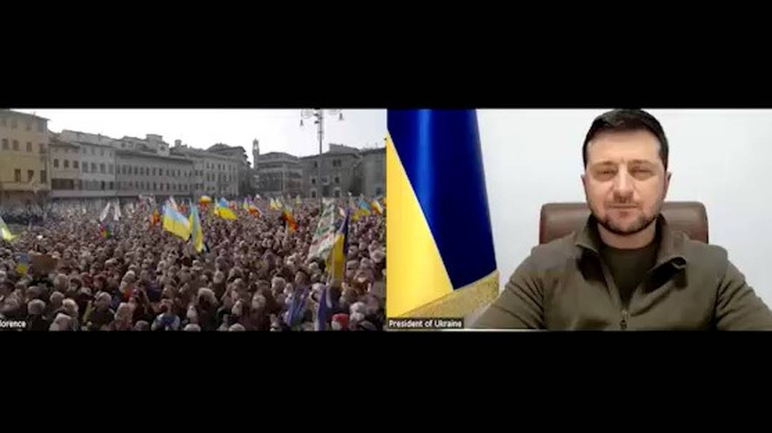 Presidente da Ucrânia, Volodymyr Zelensky, fala em transmissão para manifestantes em Florença em 12 de março de 2022