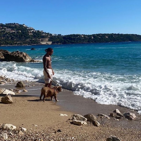 Lewis Hamilton curte folga na praia com o cachorro, que agora é vegano (Foto: Reprodução/Instagram @lewishamilton)