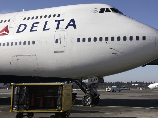 Um avião 747-700 da Delta Air Lines é visto no Aeroporto Internacional Seattle-Tacoma, em foto de 9 de outubro de 2012 (Foto: AP Photo/Ted S. Warren, File)
