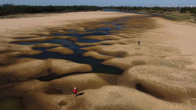 Secas como a atual no rio Paraná, que atinge vários países da América do Sul são cada vez mais frequentes devido às mudanças climáticas (Foto: Getty Images via BBC News)