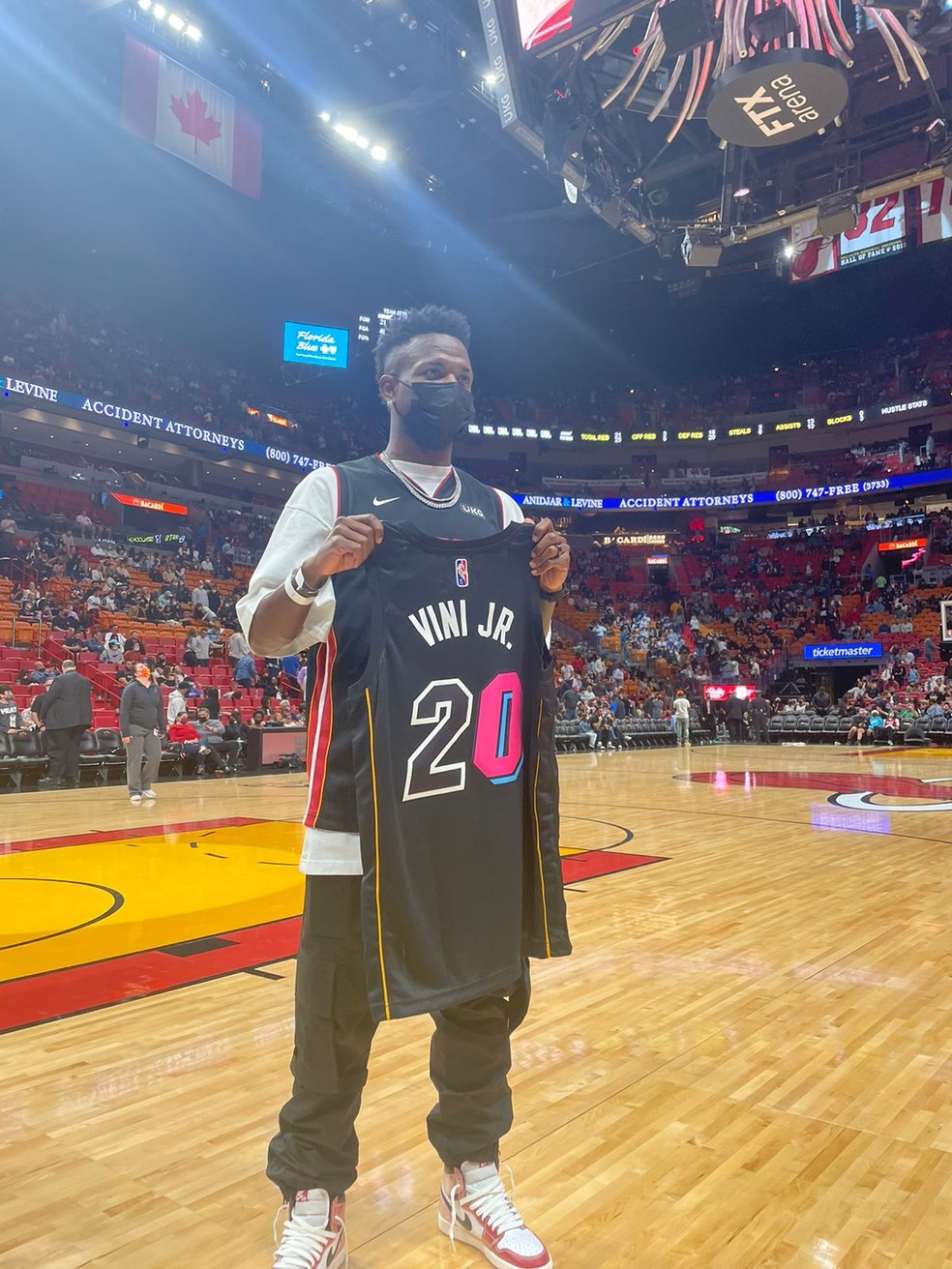Jogador recebeu camisa personalizada do Miami Heat — Foto: Divulgação/Miami Heat