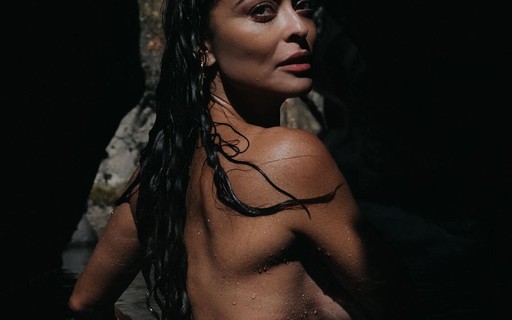 Juliana Paes posa topless em ensaio no Vale da Lua