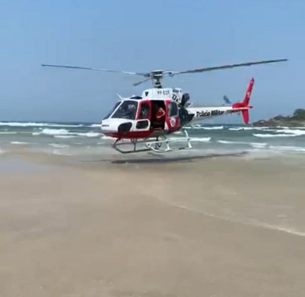 Helicóptero Águia realizou alguns resgates pelas praias de Guarujá — Foto: Reprodução