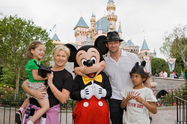 Hugh Jackman, Deborra Lee Furnes e os dois filhos na Disney (Foto: Getty Images)