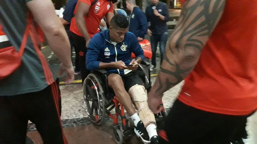 No desembarque do Flamengo, Berrío sai de cadeira de rodas e com imobilização na perna esquerda (Foto: Bruno Giufrida)