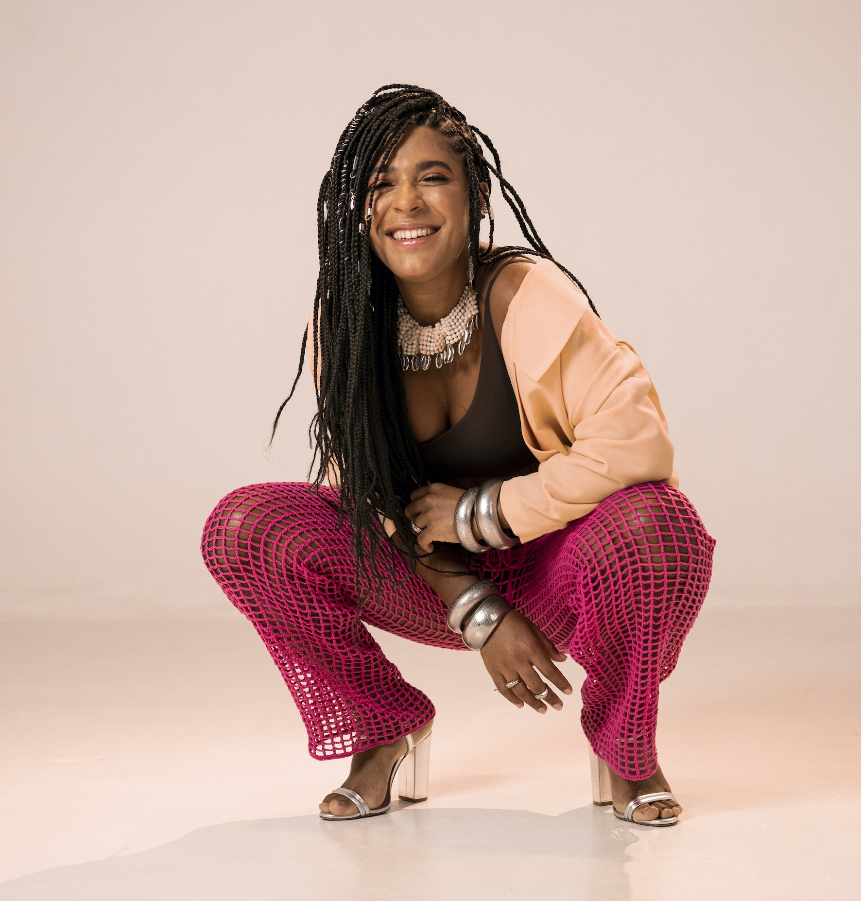 Josyara enfatiza o baticum afro-baiano no terceiro álbum solo, 'ÀdeusdarÁ'