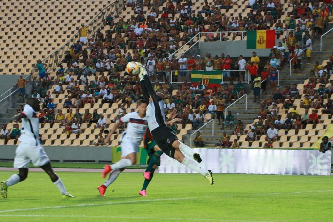 Goleiro Pablo foi muito exigido no segundo tempo de jogo (Foto: Biaman Prado / O Estado) Goleiro Pablo foi muito exigido no segundo tempo de jogo (Foto: Biaman Prado / O Estado)