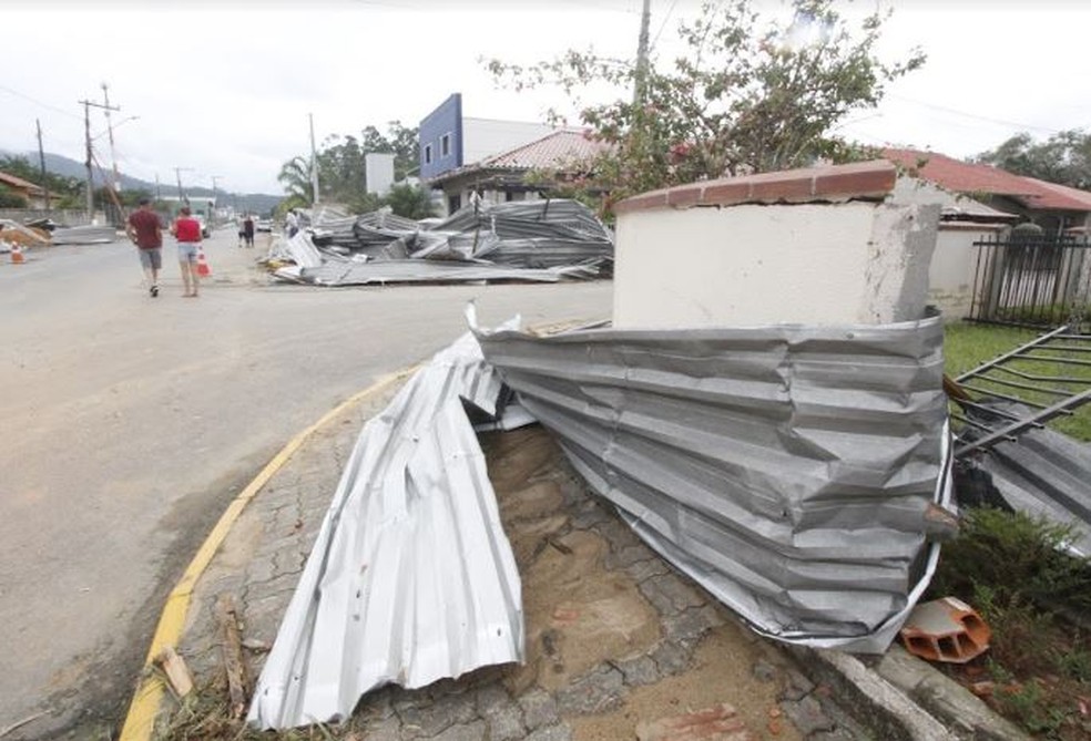 Telhas de zinco atingiram casa em Timbó (SC) — Foto: Patrick Rodrigues/ NSC