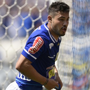 Vinícius Araújo elogia início de Mano  e vê goleada como resposta à torcida