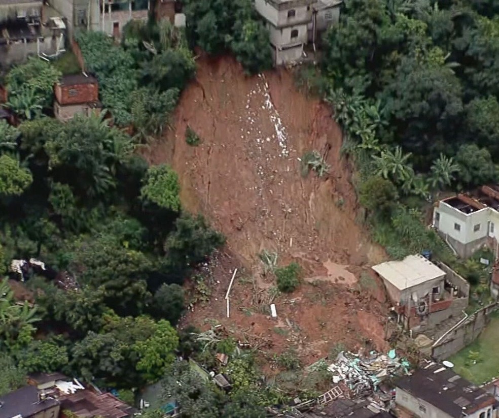 Deslizamento foi registrado no bairro Durval de Barros — Foto: TV Globo / Reprodução