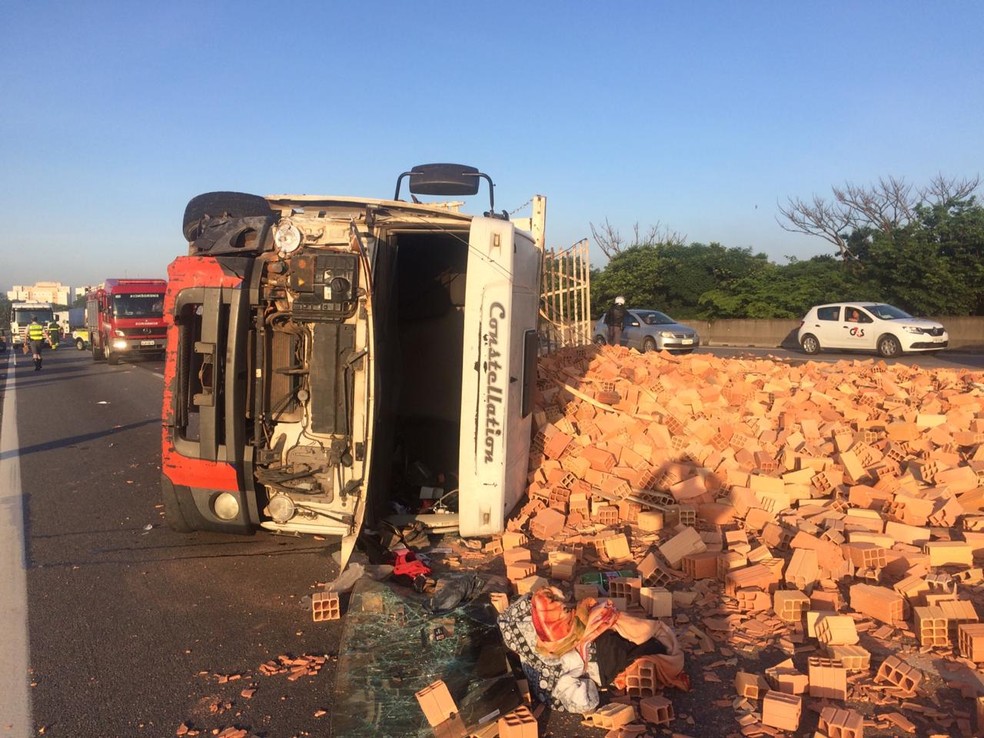 Acidente na Ayrton Senna provoca morte e deixa carga de tijolos