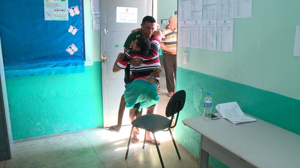 Cadeirante precisou ser carregado nos braÃ§os para ter acesso a seÃ§Ã£o eleitoral â Foto: ReproduÃ§Ã£o/TV Clube