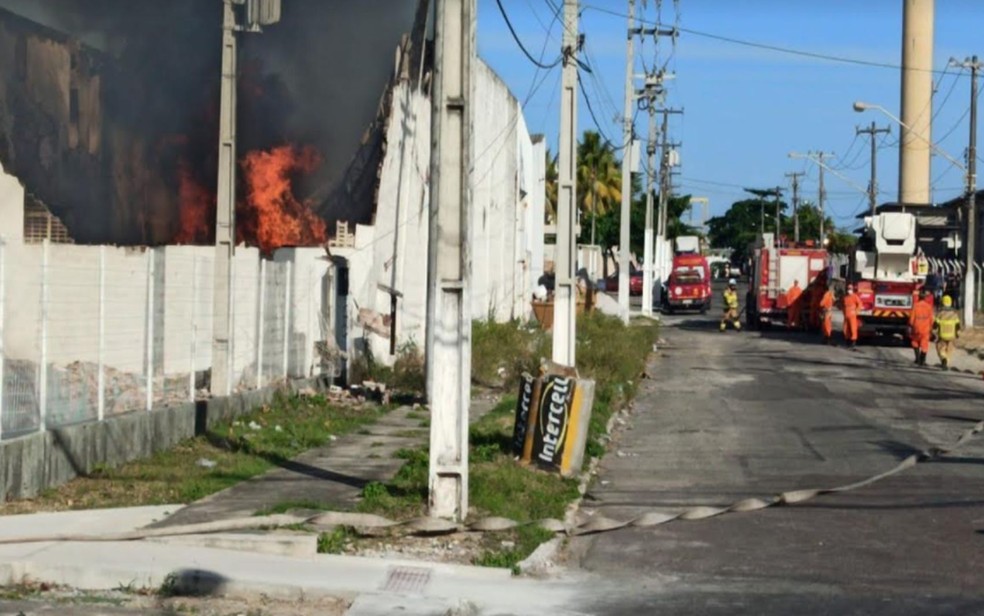 Incendio Atinge Galpao De Loja De Moveis Em Aracaju Sergipe G1