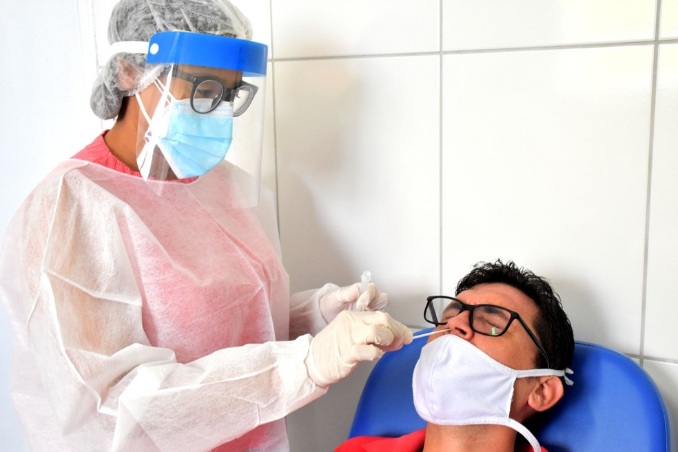 Antes de iniciar a testagem, os pacientes passam por uma triagem para monitoramento do quadro clínico — Foto: Divulgação/Prefeitura de São Luís