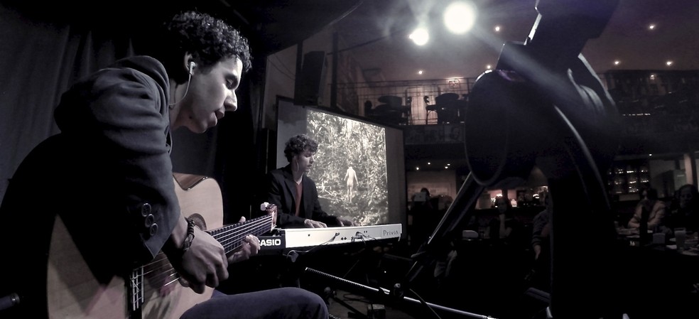 Duo faz apresentação gratuita e mistura elementos da MPB e do jazz (Foto: Pedro Ferrarezzi)