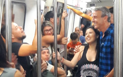 Alexandre Borges anda de metrô no Rio e faz fotos com fãs