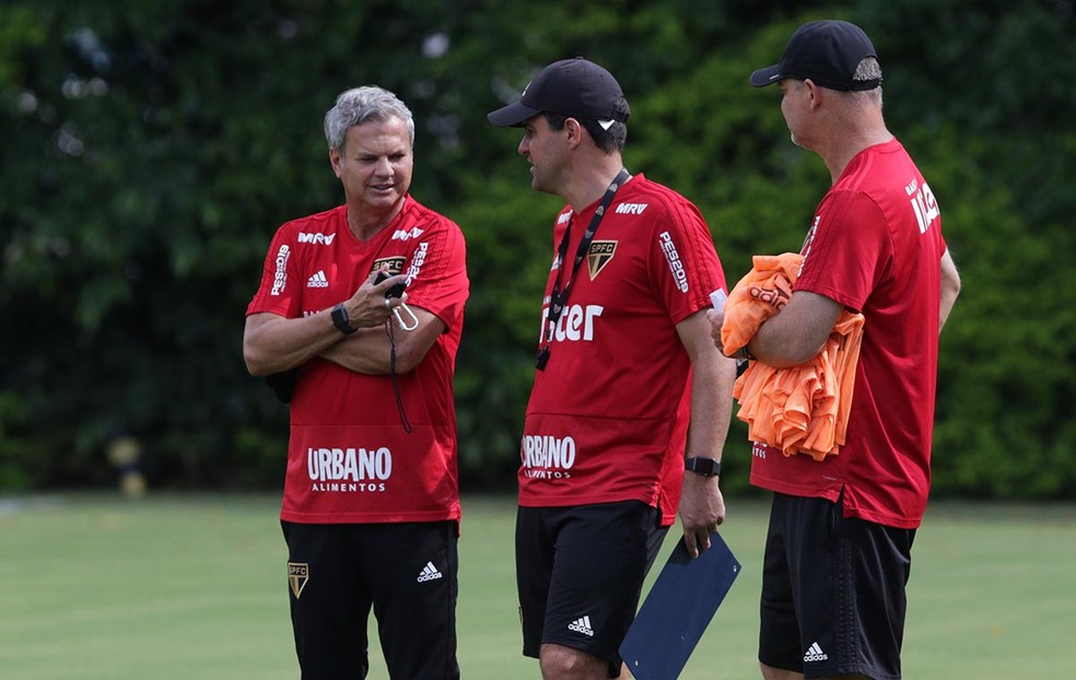 Carlinhos Neves, André Jardine e o auxiliar Sandro Forner em treino do São Paulo — Foto: Rubens Chiri / saopaulofc.net