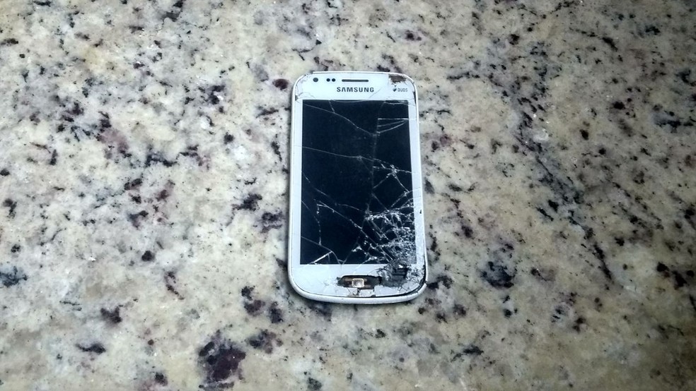 Celular diminuiu impacto do tiro (Foto: Alejandro Rosemberg/Inter TV)