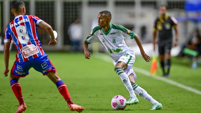 Ademir tenta a jogada pelo ataque do América-MG no jogo contra o Bahia