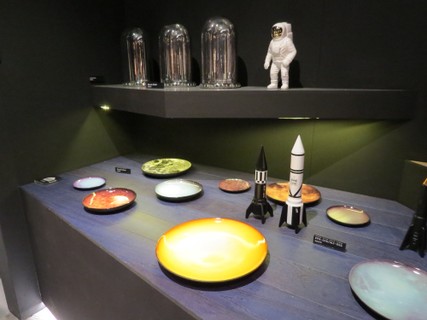 Pratos são planetas na coleção apresentada por Diesel + Seletti, com direto a vaso em formato de astronauta