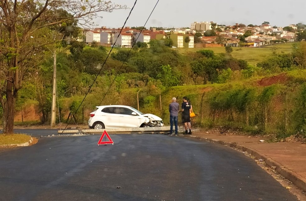 Motorista bateu carro em poste em Presidente Prudente — Foto: Mariana Gouveia/TV Fronteira