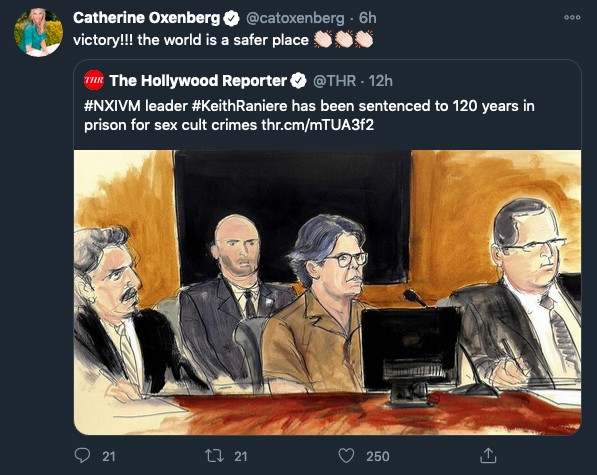 O tuíte de Catherine Oxenberg celebrando a condenação de Keith Raniere a 120 anos de prisão (Foto: Twitter)
