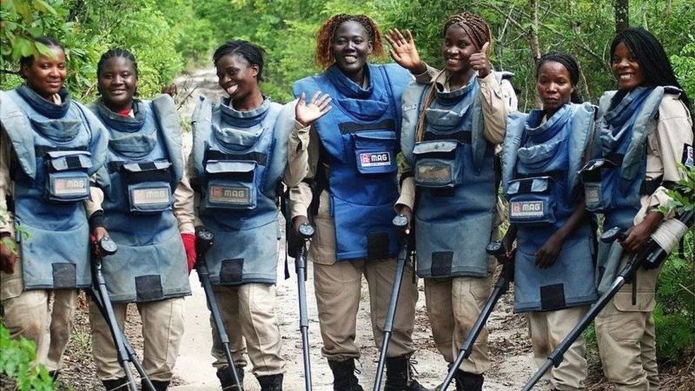 Mulheres vasculham minuciosamente as áreas afetadas para identificar minas terrestres — Foto: Mines Advisory Group via BBC