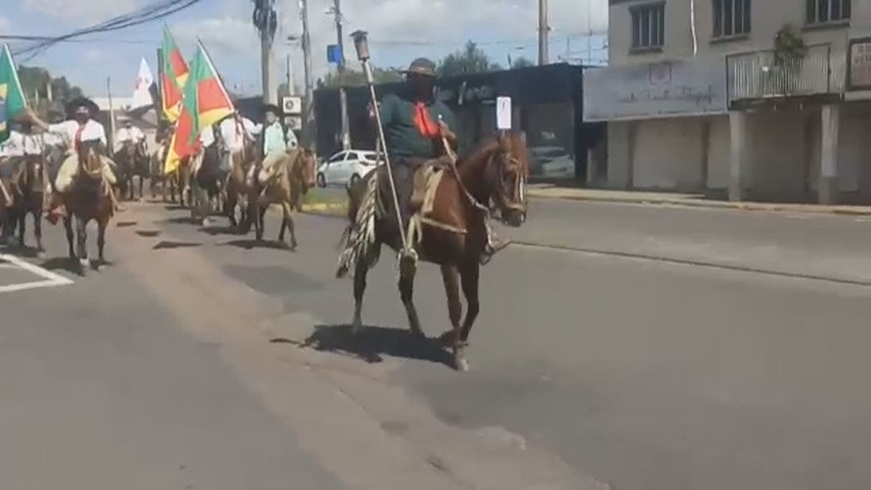 Sem autorização da prefeitura, cavalarianos saem às ruas de Sapucaia do Sul neste 20 de setembro — Foto: Reprodução/RBS TV
