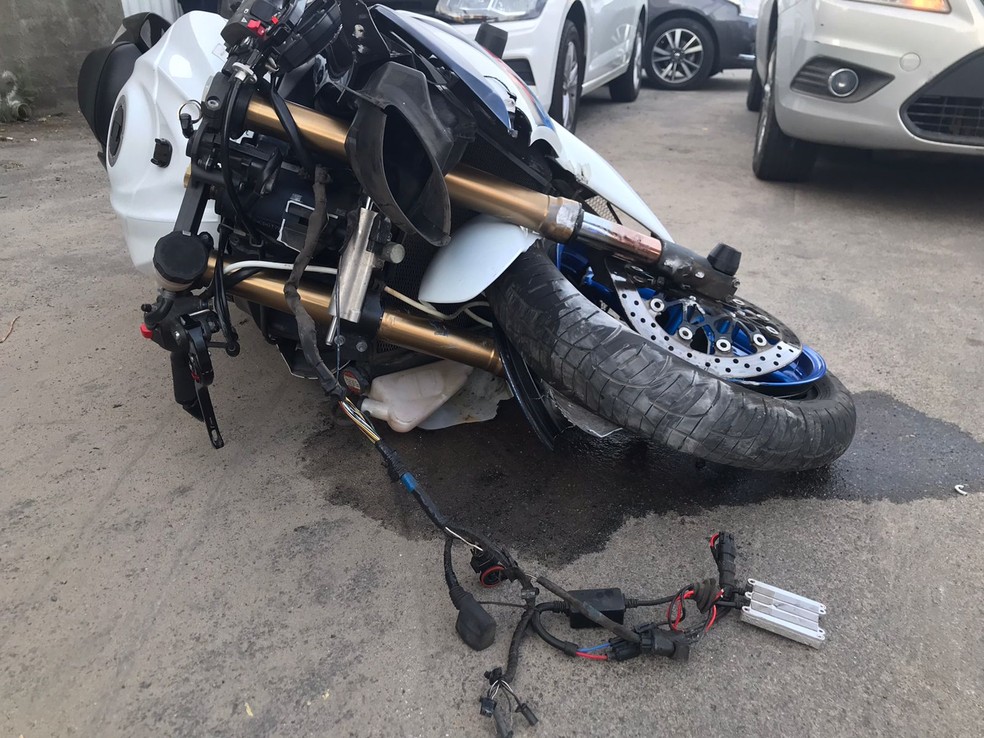 Cabo da PM morre em acidente de moto na Avenida Aliomar Baleeiro, em Salvador — Foto: Müller Nunes/TV Bahia