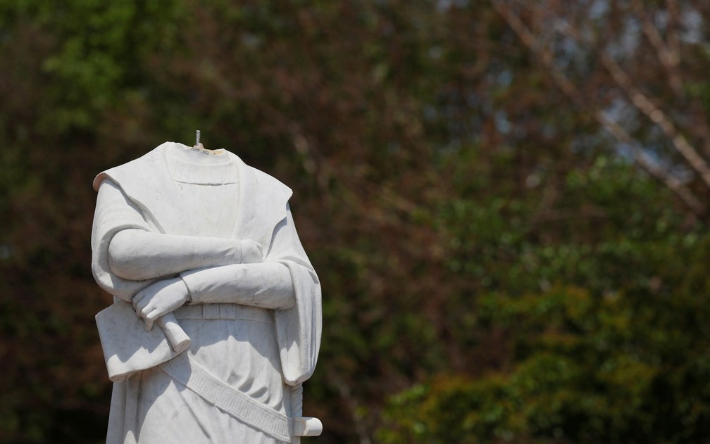 Estátua de Cristóvão Colombo sem cabeça no parque Byrd, em Boston, na quarta-feira (10) — Foto: Reuters/Brian Snyder 