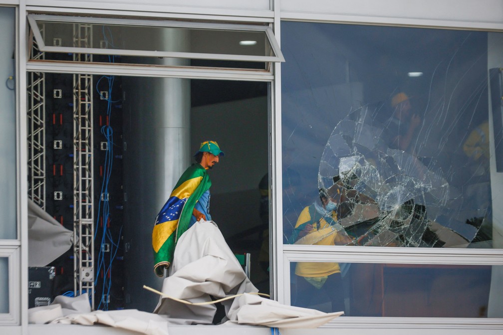 Pessoas em invasões ilegais em prédios de Brasília durante este domingo (8) — Foto: Adriano Machado / Reuters