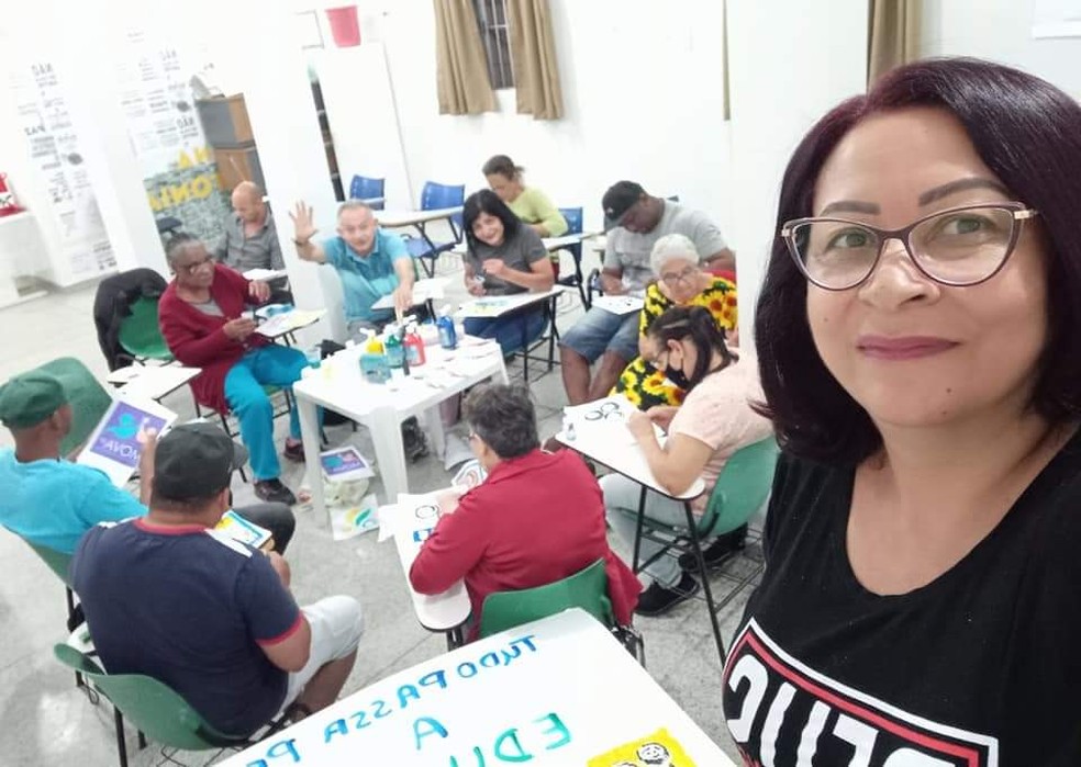 Ducarmo Galvão, de 59 anos, é educadora do Movimento de Alfabetização de Jovens e Adultos da Unas, associação de moradores de Heliópolis e região, na cidade de São Paulo — Foto: Arquivo pessoal