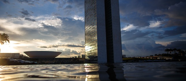 O espelho d'água em frente ao Congresso