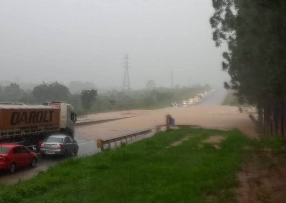 Chuva causou alagamento na Rodovia Raposo Tavares (SP-270), em Presidente Venceslau (SP) — Foto: Artesp