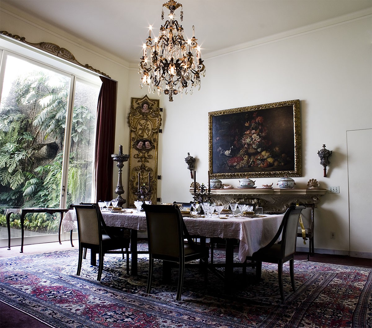 Sala de jantar que remonta ao estilo inglês do século XIX é um dos destaques da exposição na Casa Museu Ema Klabin  (Foto: Erik Diniz / Arquivo Ema Klabin)