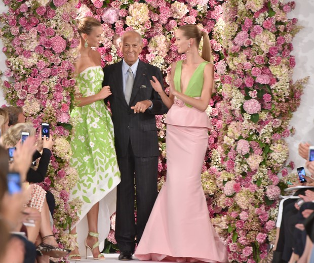 Oscar de la Renta no fim do seu último desfile, de verão 2015, na semana de moda de NY (Foto: Getty Images)