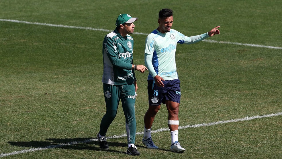 Abel Ferreira conversa com Gabriel Menino durante treino do Palmeiras — Foto: Cesar Greco
