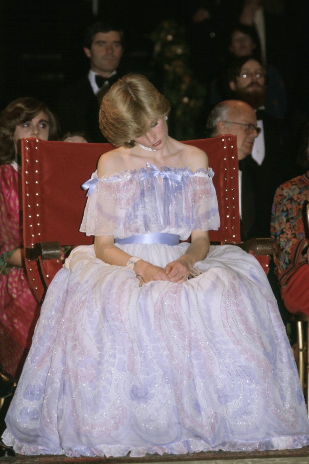 LONDON, UNITED KINGDOM - NOVEMBER 04:  Princess Diana At The Victoria And Albert Museum For The Splendours Of The Gonzagas Exhibition Gala Wearing A Pale Blue Chiffon Evening Dress Designed By Fashion Designers Bellville Sassoon.  The Princess Seemed Tire (Foto: Tim Graham Photo Library via Get)