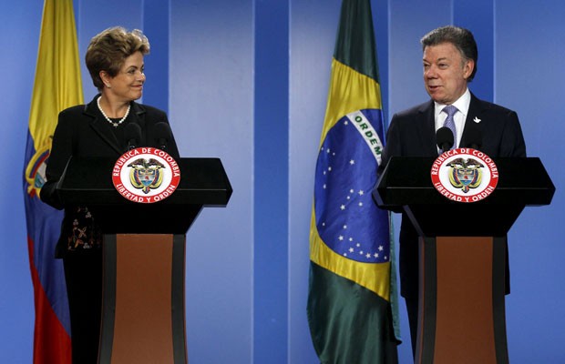 A presidente Dilma Rousseff e o presidente colombiano Juan Manuel Santos durante declaração conjunta no palácio de governo, em Bogotá (Foto: John Vizcaino/Reuters)