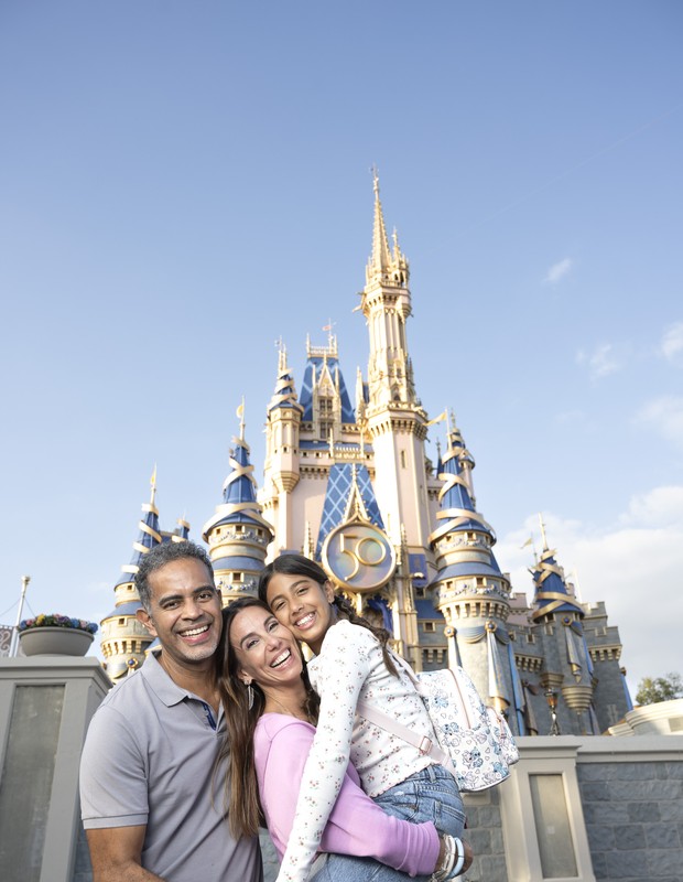 Jair, Tania e Laura em frente ao Cinderella Castle no Magic Kingdom (Foto: Divulgação)