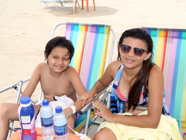 Os irmãos Kelwy Matias, 10 anos, e Jessica Matias, de 23, são de Juazeiro do Norte, no Ceará, e estão pela primeira vez na Praia de Boa Viagem (Foto: Ivaldo Bezerra / Lumen)