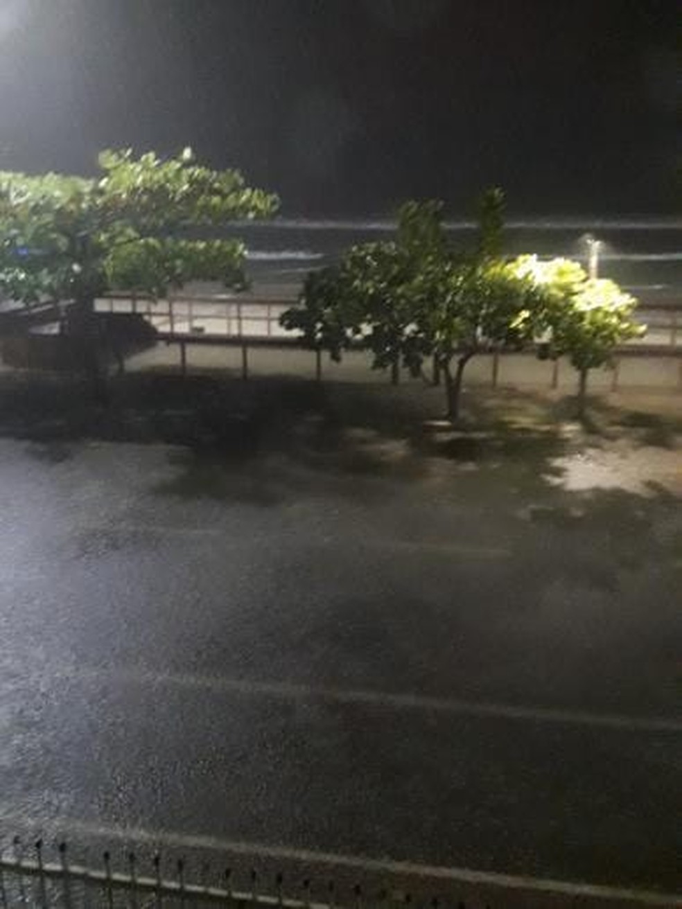 Temporal deixa ruas alagadas na madrugada em Itapema, no Litoral Norte — Foto: Haryane Luz/Arquivo Pessoal