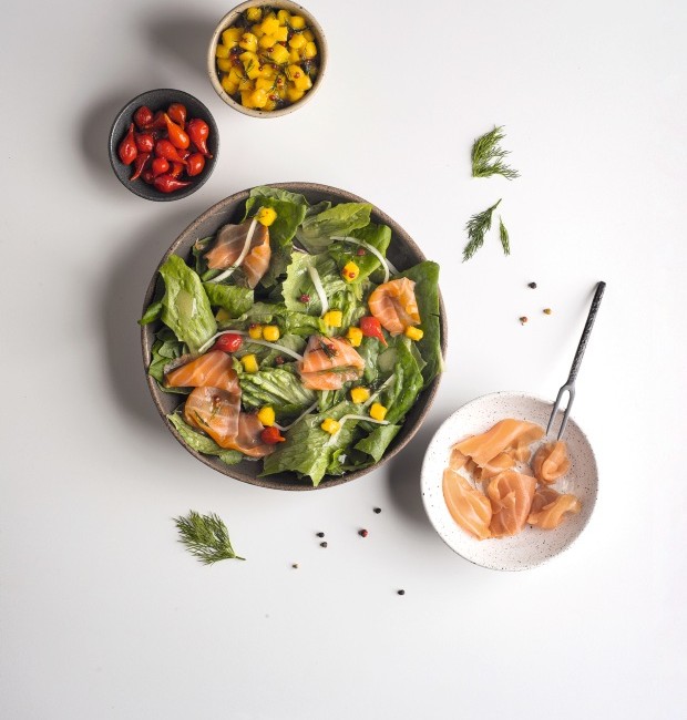 Salada de salmão defumado, vinagrete de manga e pimenta-biquinho. Bowls da Olaria Paulistana e garfo da Dpot Objeto (Foto: Iara Venanzi / Editora Globo)