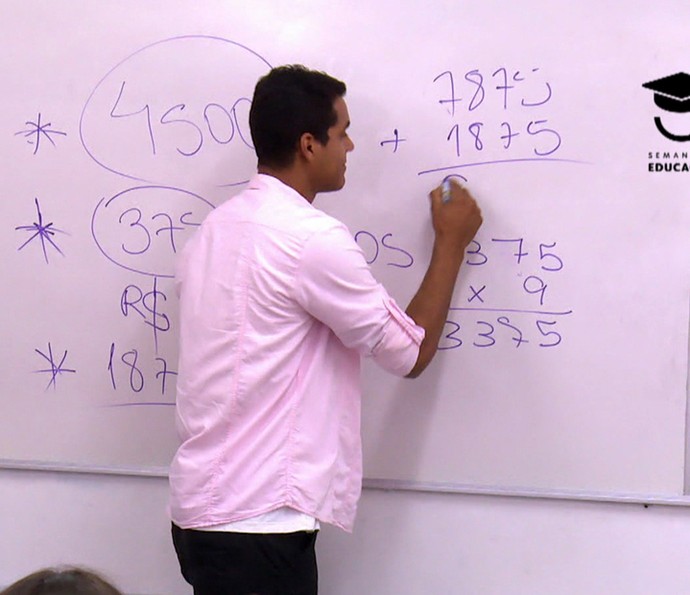 Marcello Melo Jr. dá aula de matemática em escola (Foto: TV Globo)