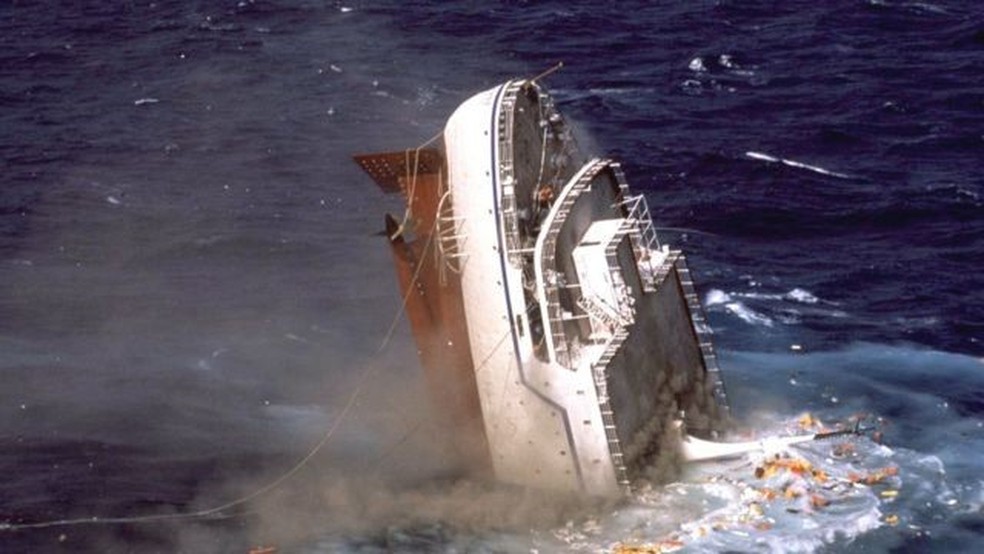 Espreguiçadeiras, coletes salva-vidas e outros detritos caíram do convés e flutuaram na superfície da água antes que o navio finalmente desaparecesse — Foto: Getty Images/Via BBC