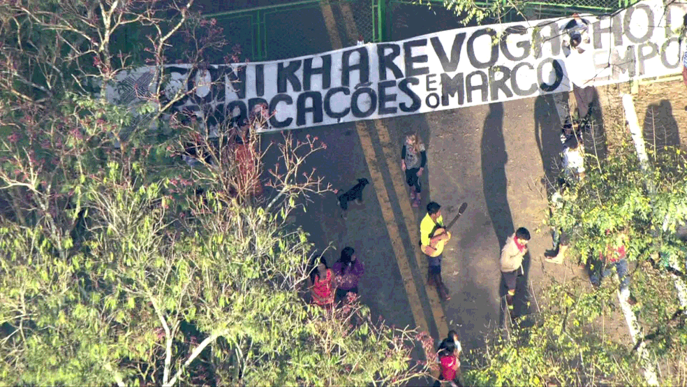 Protesto na entrada do Parque do Jaraguá, em São Paulo (Foto: Reprodução/TV Globo)